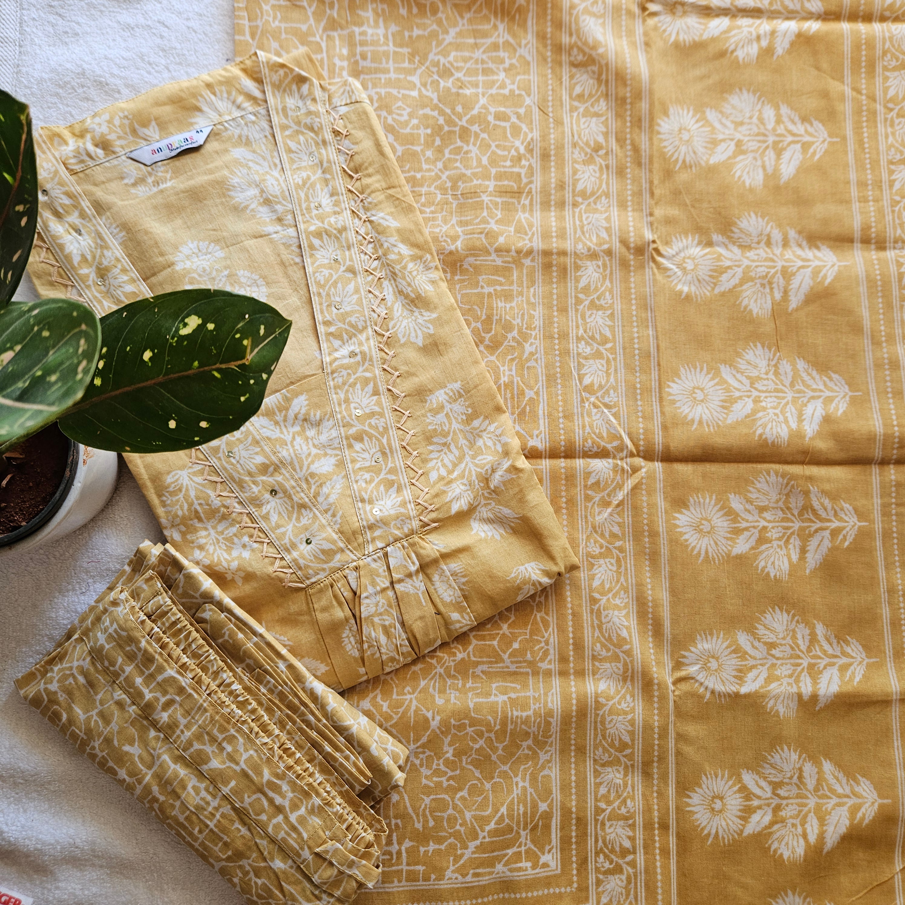 CC0001-Cambric cotton-Yellow (V-Neck)
