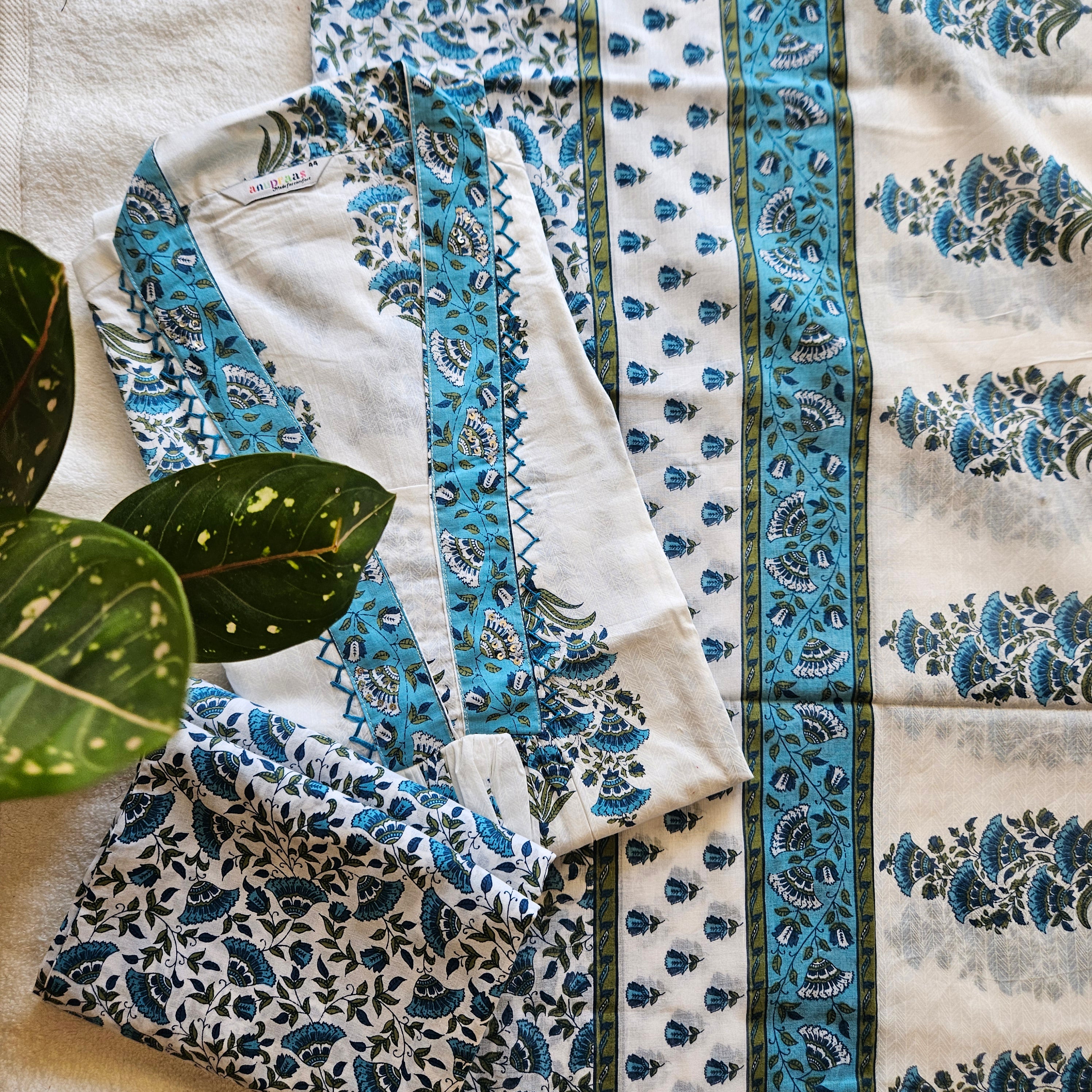 CC0002-Cambric cotton-White with blue (V-Neck)