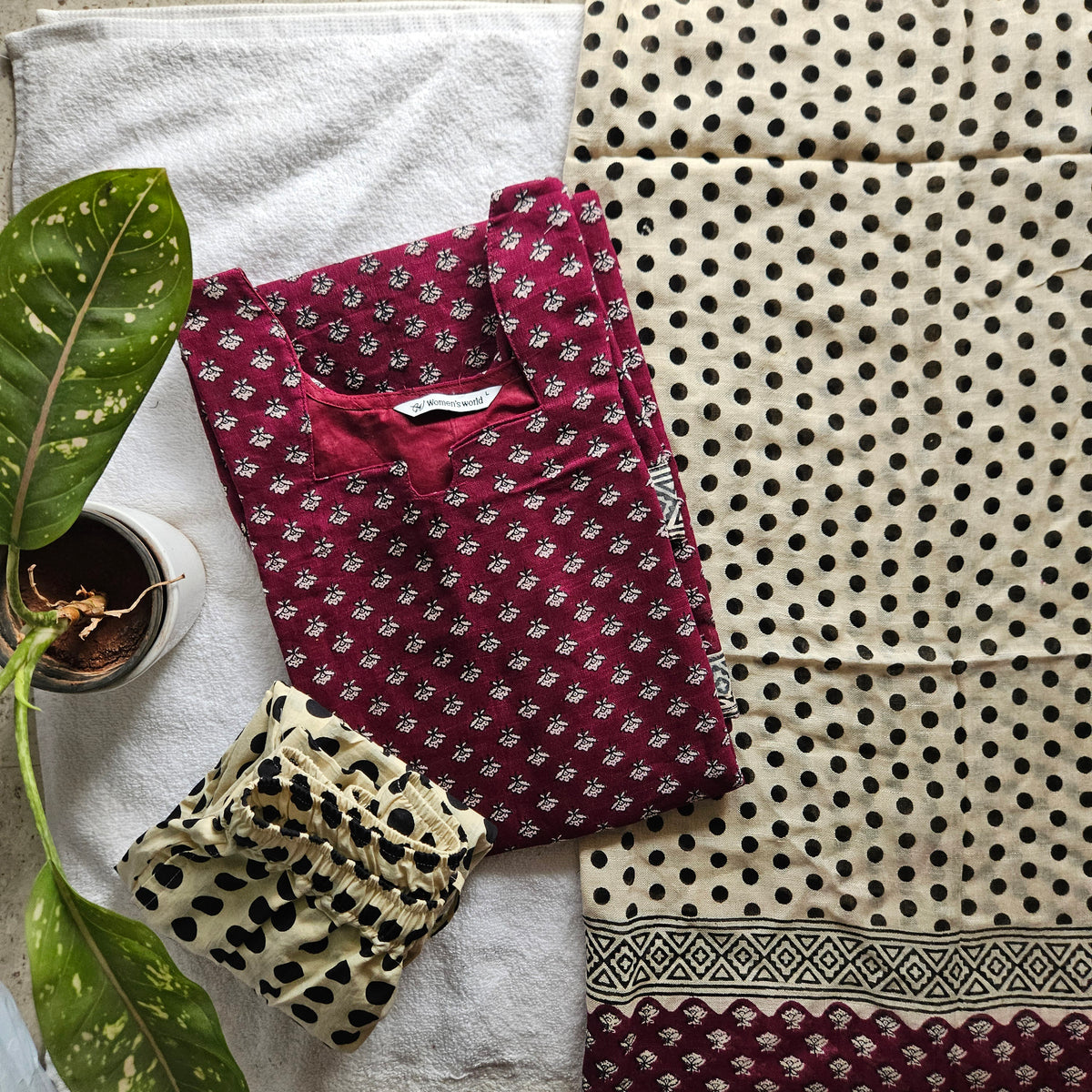 LC0020 - Linen cotton -  Maroon and Cream with black dots